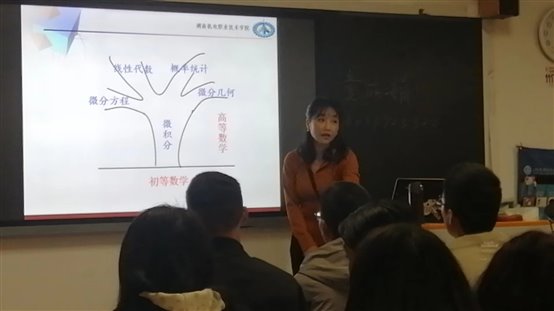 白板前的人们

描述已自动生成